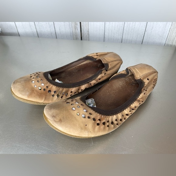 Taos Womens US 8-8.5 EU 39 Leather Ballet Flats Shoe Tan Slip On Casual Comfort - Picture 1 of 5